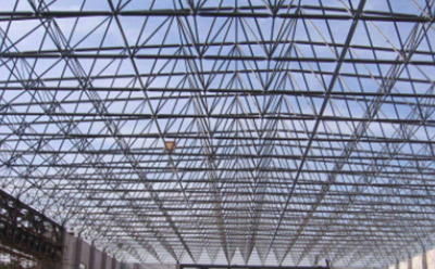 尖扎钢结构厂房屋面板及保温层安装