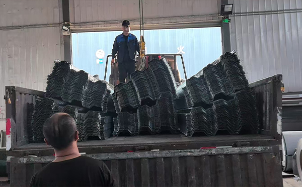 楼承板安装前准备：钢筋桁架尖扎楼承板施工要点